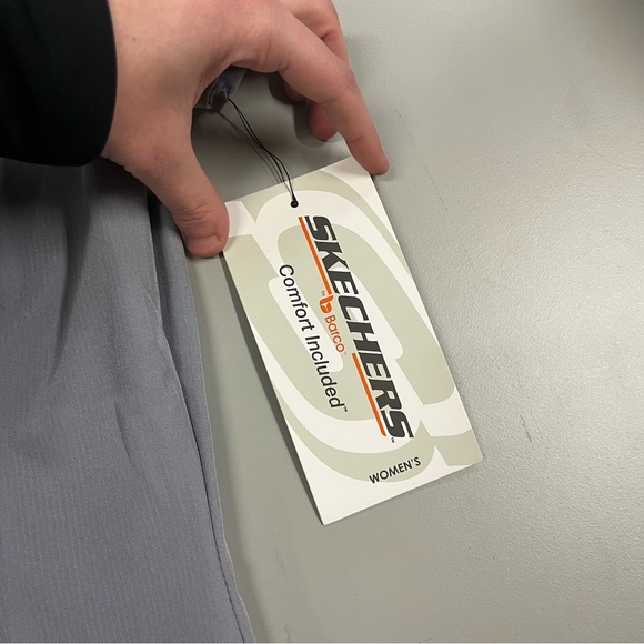 NWT Skechers Women's Light Gray One Pocket V-Neck Scrub Top - Picture 5 of 8